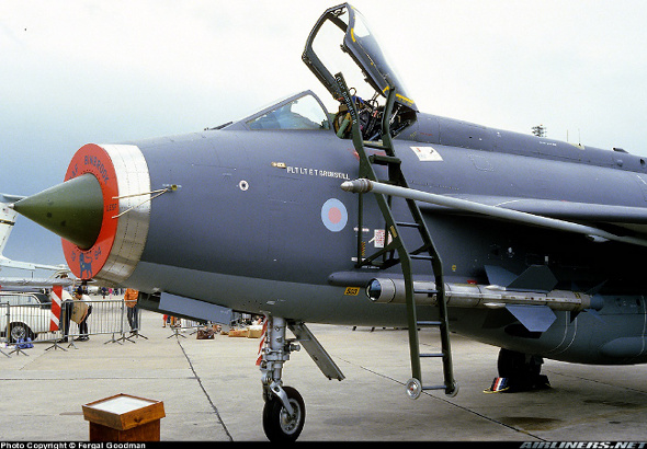 Vue d'un missile Red Top mont&eacute; sur un Lightning F. 6 (photo : Fergal Goodman)