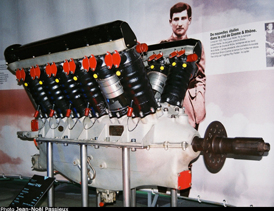 Vue d'un moteur Renault 12 Kd (photo : JN Passieux, mus&eacute;e SNECMA, d&eacute;cembre 2014)