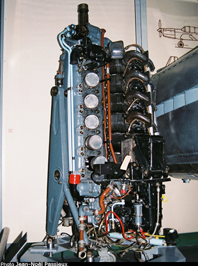 Vue d'un moteur Renault 12 T (photo : JN Passieux, mus&eacute;e SNECMA, d&eacute;cembre 2014)