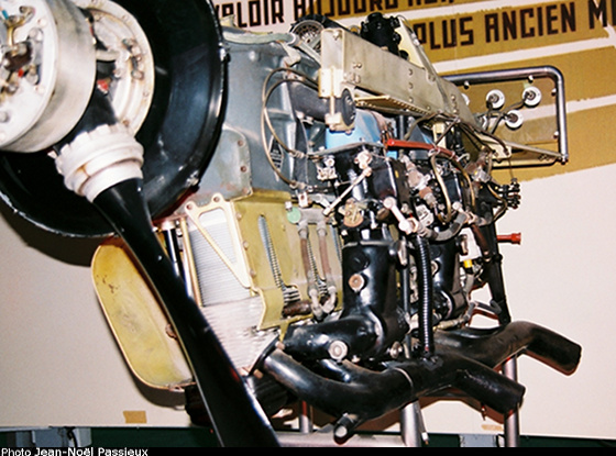 Vue d'un moteur Renault 6 Q (photo : JN Passieux, mus&eacute;e SNECMA, d&eacute;cembre 2014)