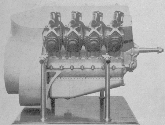 Vue d'un moteur Renault 8 cylindres (photo : Gallica - Les A&eacute;roplanes de 1911 - Raymond de Gaston)