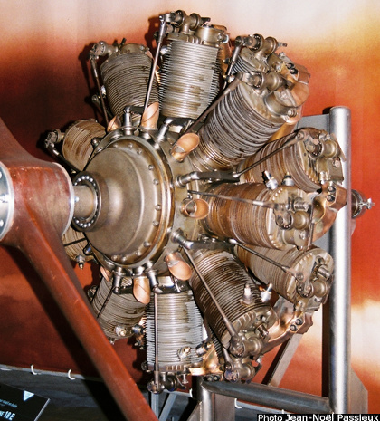 Vue d'un moteur Le Rh&ocirc;ne 18E (photo : JN Passieux, mus&eacute;e SNECMA, d&eacute;cembre 2014)