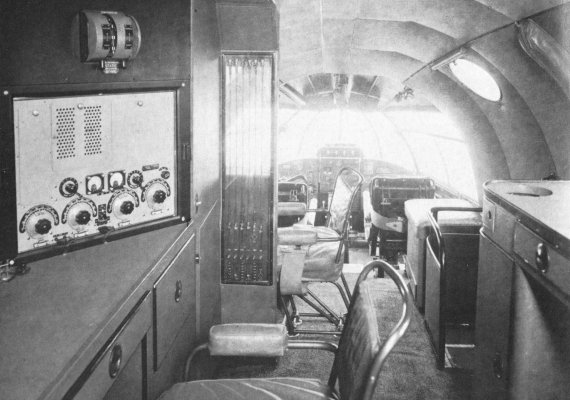 Pont sup&eacute;rieur et poste de l'officier radio du S.26 (photo : Pictorial History of BOAC and Imperial Airways Kenneth Munson)
