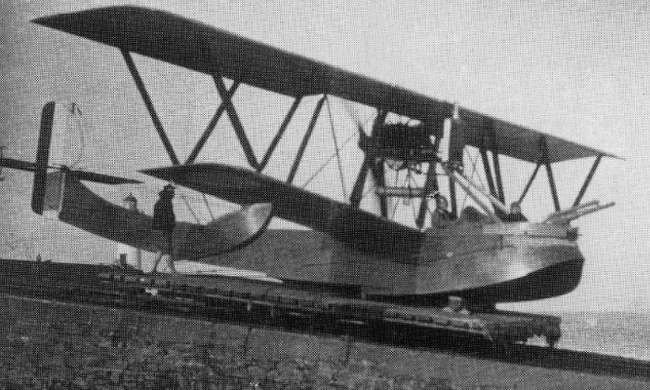 Vue d'un hydravion Tellier 200 ch canon (origine : L'aviation maritime fran&ccedil;aise pendant la Grande Guerre - ARDHAN - Pouyer)
