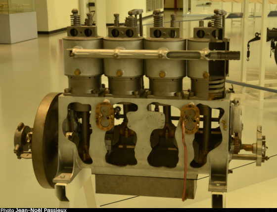 Vue d'un moteur Wright Type W (photo : JN Passieux, mus&eacute;e de l'Air et de l'Espace du Bourget)