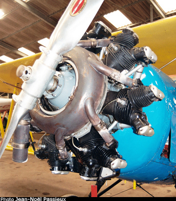 Vue d'un moteur Wright R-760 Whirlwind mont&eacute; sur un N3N (photo : JN Passieux, mus&eacute;e JB Salis, La Fert&eacute;-Alais)