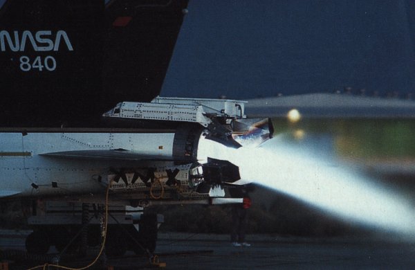Vue d'essais de syst&egrave;me de pouss&eacute;e vectorielle sur un F-18 (photo : Science & vie Junior)