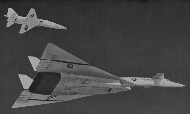 Vue d'un XB-70 accompagn&eacute; d'un F-5 (photo : Jane's pocket book 12 Research and experimental aircraft - Michael J.H. Taylor)