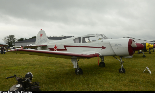 Vue d'un Yak-18T (photo : JN Passieux, meeting de la Fert&eacute;-Alais 2022)