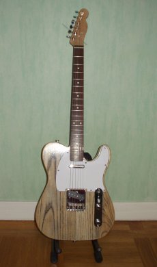 Guitare termin&eacute;e (photo : JN Passieux)