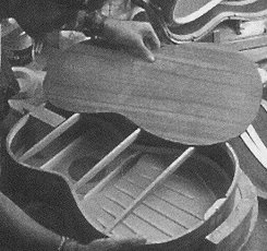 Assemblage du fond apr&egrave;s montage de la table (photo : Cahiers de La Guitare - Manuel Rodriguez, Danielle Ribouillault)
