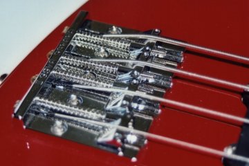 Cordier Badass mont&eacute; sur une Fender Jazz Bass