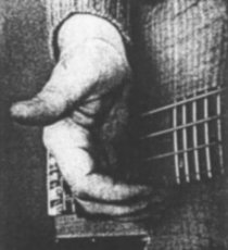 Etouffement des cordes avec la paume de la main
